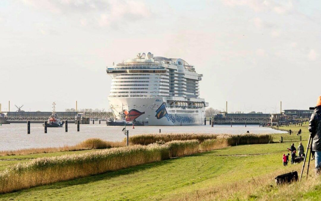 Video’s: AIDAcosma arriveert in Eemshaven na succesvolle Eemstocht