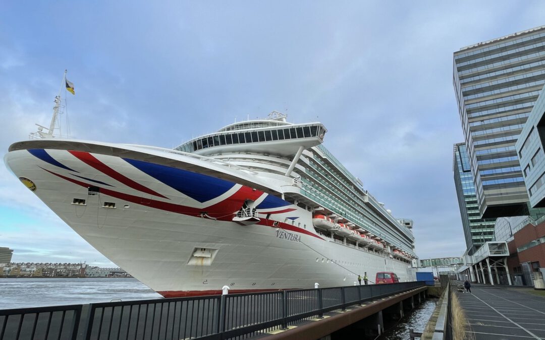 Fotoreportage: Aankomst eerste cruiseschip dit jaar in Amsterdam