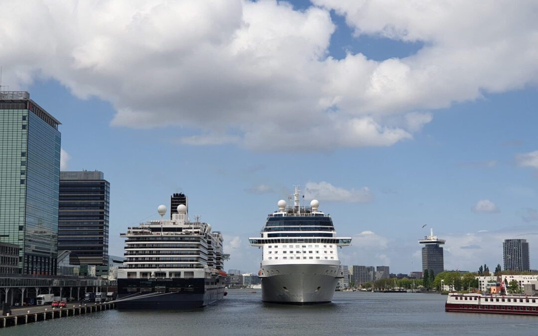 Zeecruise in 2025 aan de walstroom in de Amsterdamse haven