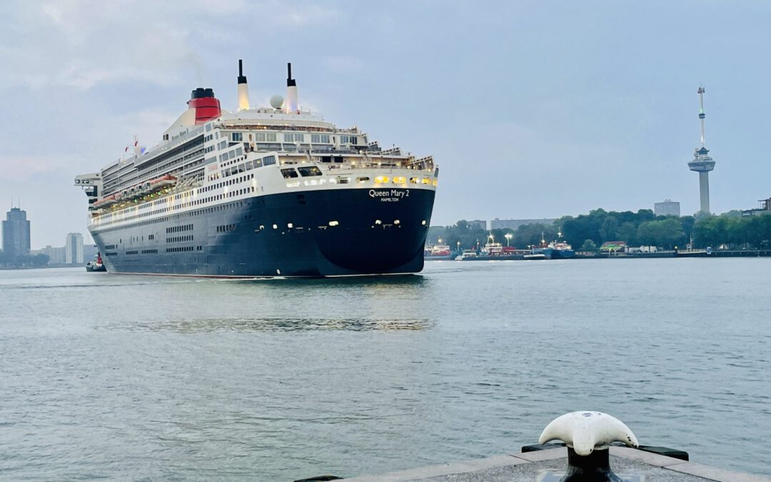 Fotoreportage: Queen Mary 2 meldt zich na 10 jaar weer in Rotterdam