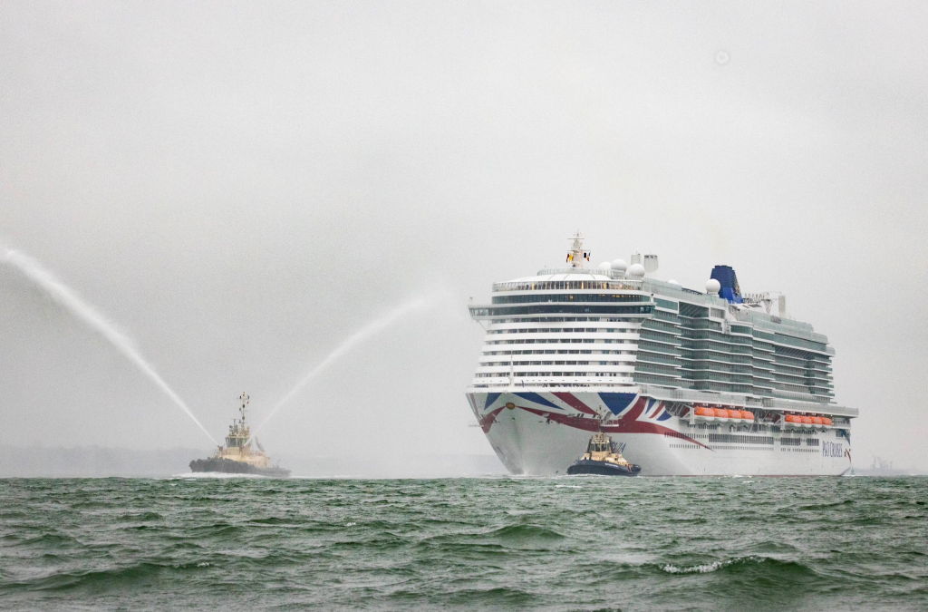 Nieuw cruiseschip P&O Cruises Arvia arriveert in Southampton
