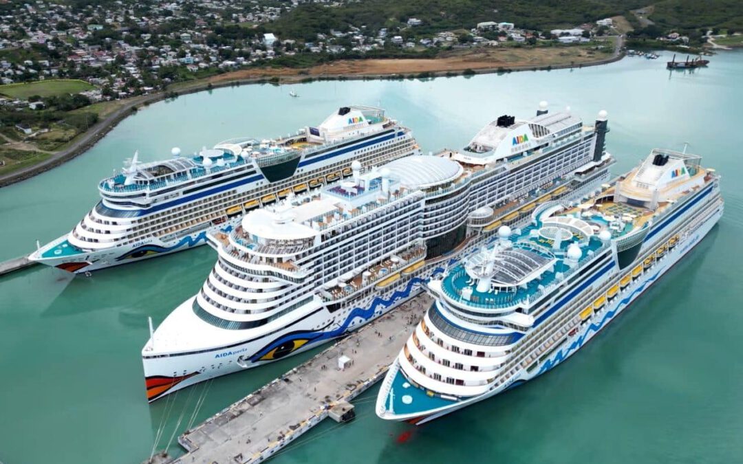 Drie AIDA cruiseschepen in Antigua